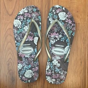 3 for $25! Havaianas Women's Floral‎ Flip Flops - Multicolor, size 9